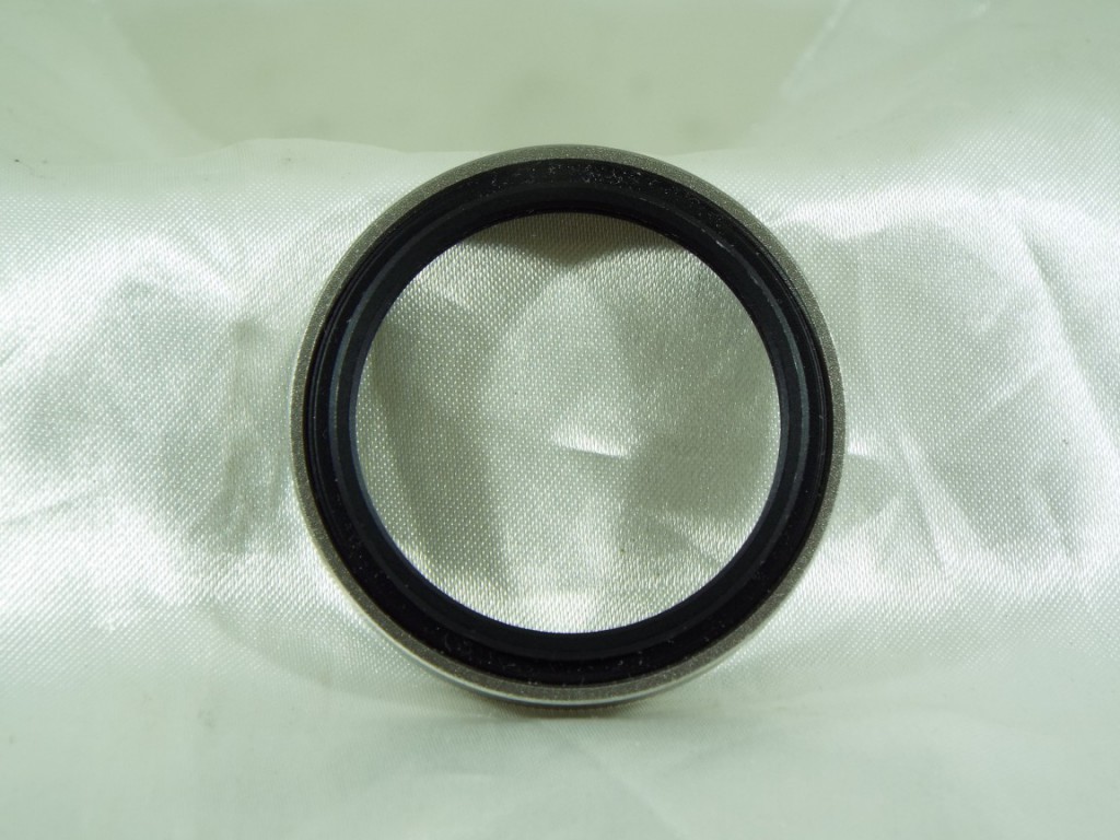 C25042304